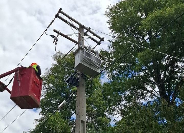 Más de 80 familias de Pucón regularizaron servicio eléctrico tras 20 años de espera