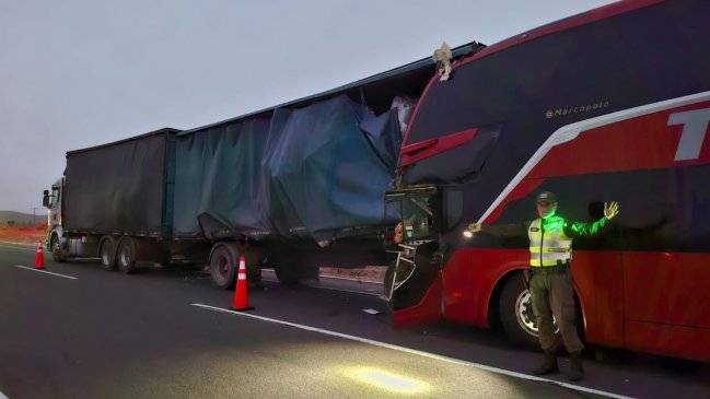 Choque deja un fallecido y 19 heridos en Ruta 5 Norte
