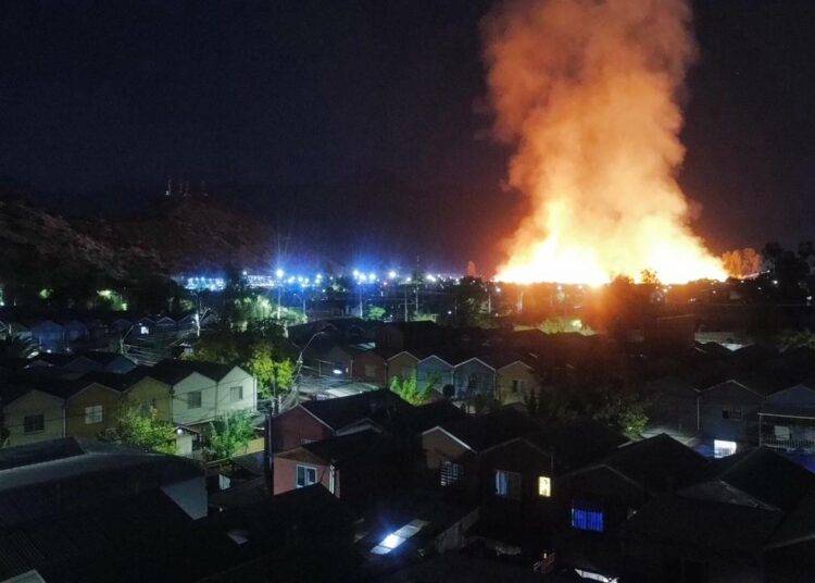 ordenan evacuar asentamiento en Puente Alto por incendio en papelera CMPC
