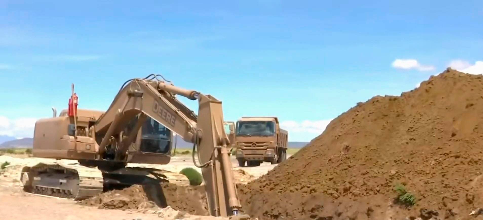 Maquinaria ya opera en la construcción de zanjas y vallas en el norte del país