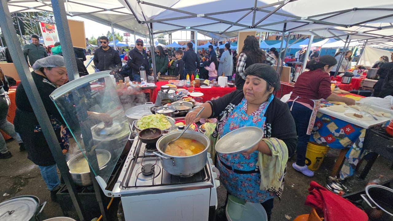 Padre las casas: Fiesta de la Cazuela Mapuche se consolida como vitrina para el emprendimiento local