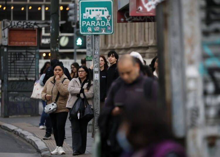 Aglomeraciones en paraderos y estaciones de Metro por paro de micreros en Gran Valpara铆so