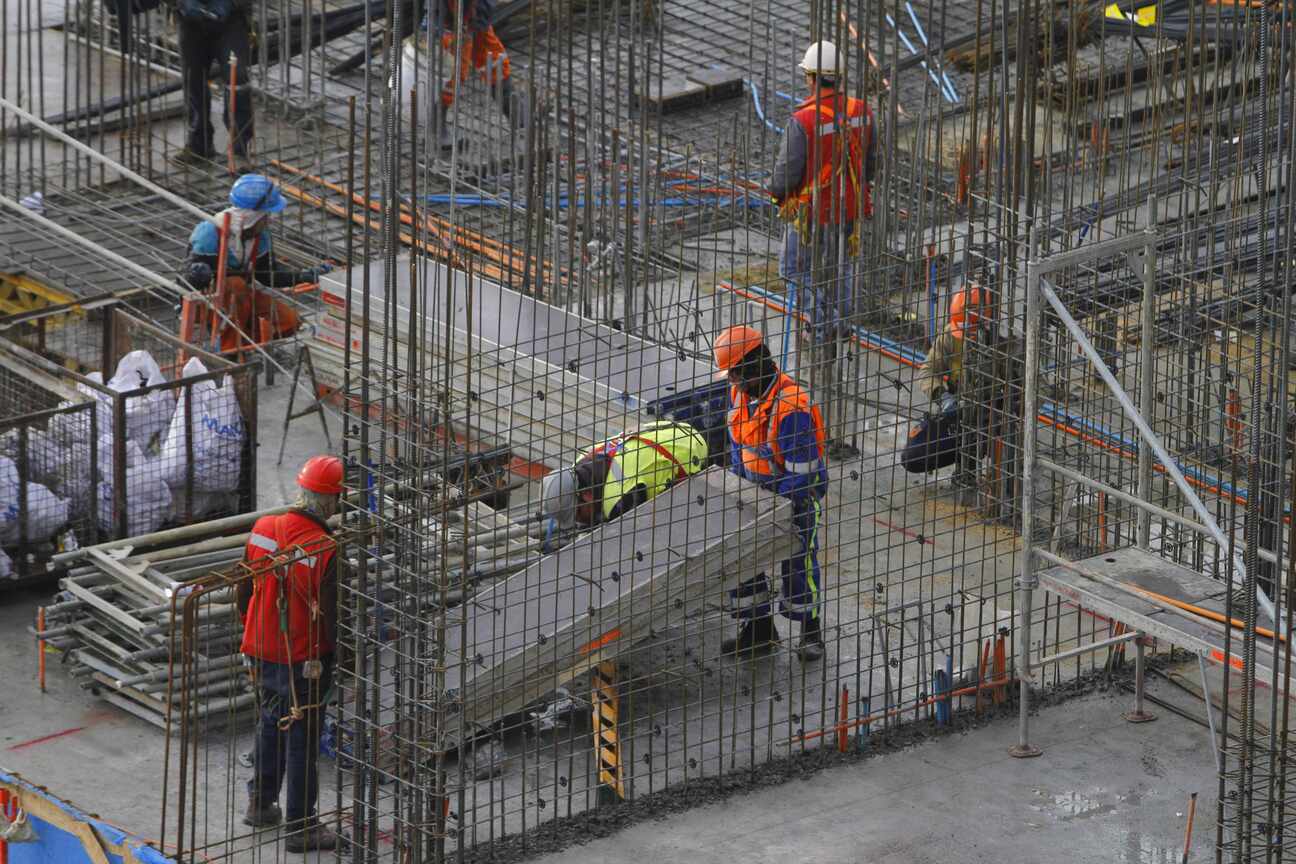 Ministro del Trabajo advierte que aumento del salario m铆nimo debe ser 鈥渁cotado鈥
