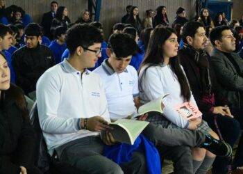 Liceo de Gorbea vuelve a levantar su biblioteca con 200 nuevos libros