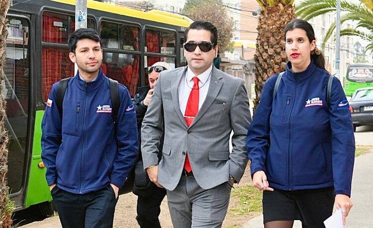 Acusados de agredir a Olivares: parlamentario arremete contra la Fiscal铆a