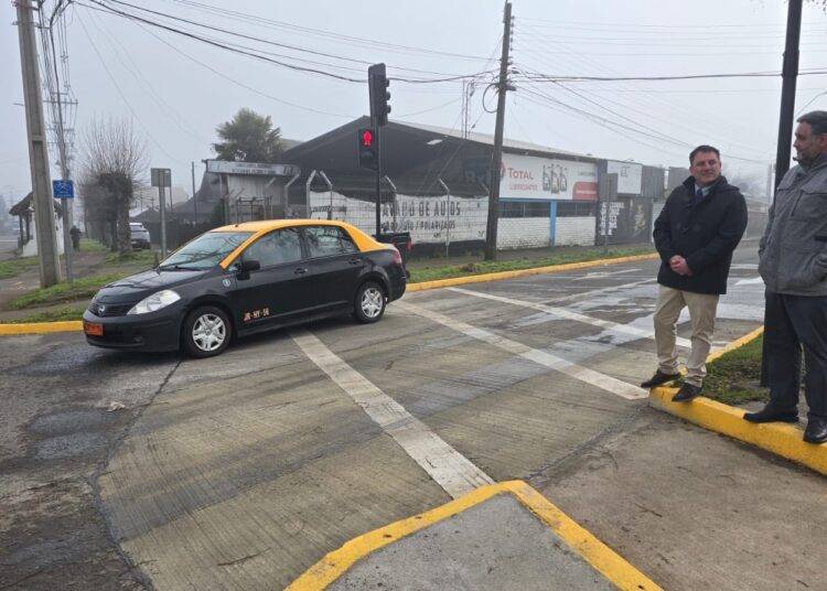 Vecinos de Victoria se benefician con el primer semáforo conectado a red regional de UOCT