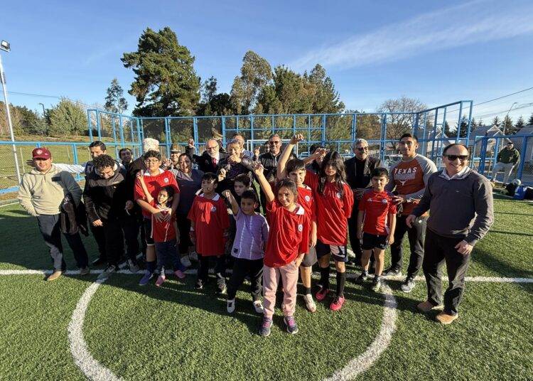 Pitrufquén inaugura su primera cancha de pasto sintético