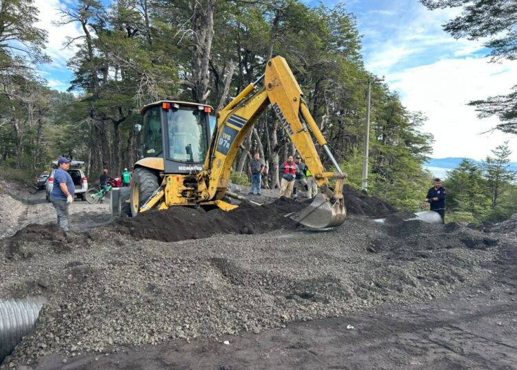 Se interviene con éxito la Cuesta del Zorro en el acceso por Pucón al Volcán Villarrica