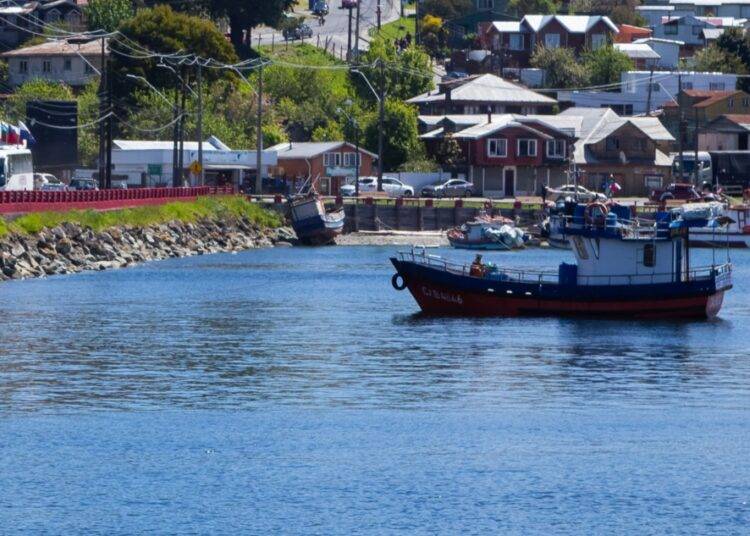 Calbuco: Padre y su hija de 4 años fallecen tras volcamiento de lancha
