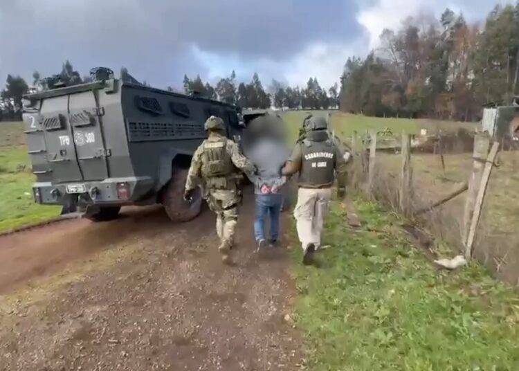 Carabineros del OS-9 detiene a tres personas e incauta armas, droga y elementos de protecci贸n bal铆stica en Ercilla