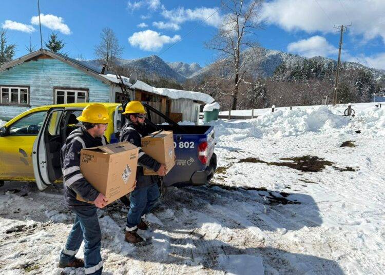 Frontel entregó baterías de respaldo a vecinos electrodependientes de las zonas cordilleranas de Melipeuco y Lonquimay