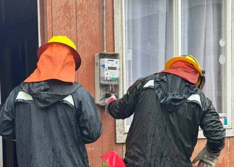 Frontel realiza desconexión preventiva de viviendas inundadas en Villa La Arboleda de Angol