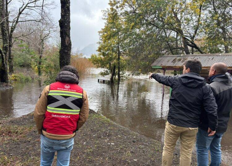 Equipos de emergencia de Pucón enfrentan desborde parcial del Río Trancura