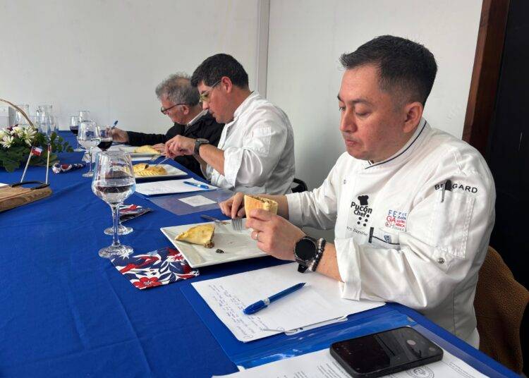 Pucón le dio el “vamos” a original Concurso de la Empanada con “cata a ciegas”