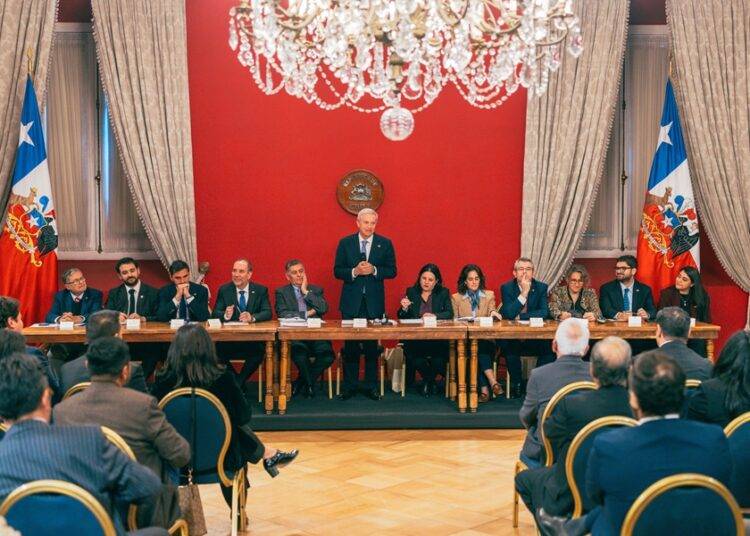 Alcaldes de oposición se retiraron anticipadamente de reunión por seguridad en La Moneda