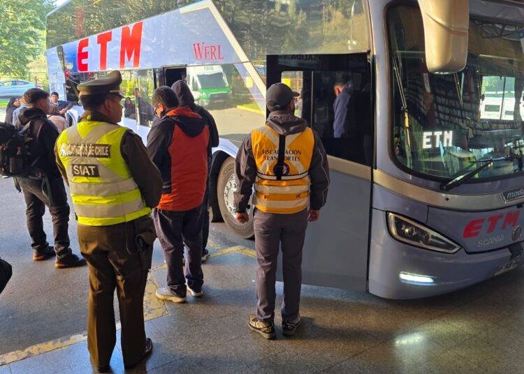 Seremi de transportes y telecomunicaciones junto a la SIAT de carabineros realizan fiscalizaci贸n en el terminal de Temuco