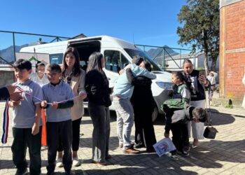 Complejo Educacional Carlos Holzapfel de Pucón recibió nuevo bus escolar