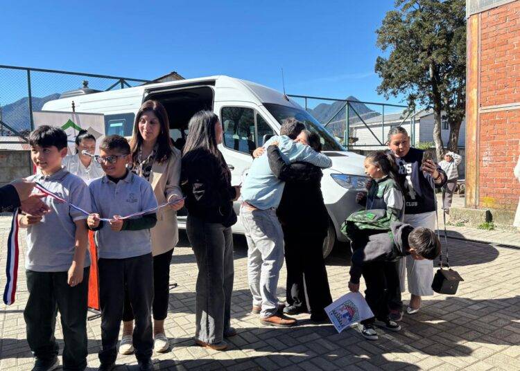 Complejo Educacional Carlos Holzapfel de Pucón recibió nuevo bus escolar