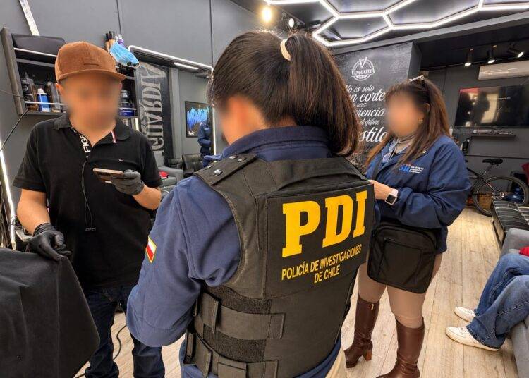 PDI y SII realizan fiscalización conjunta en barberías del centro de Temuco