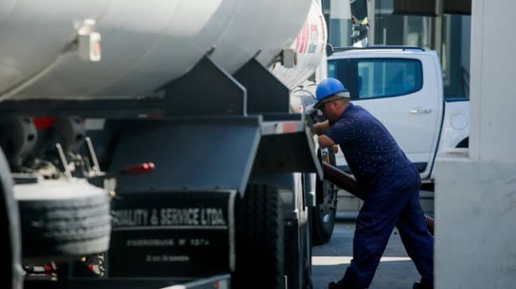 Kast promete «medidas paliativas» si Trump concreta su nueva idea: dejar de exportar diésel