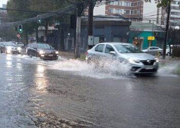 Chile afrontará fuertes lluvias por paso de río atmosférico extremo en seis regiones