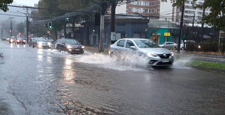 Chile afrontará fuertes lluvias por paso de río atmosférico extremo en seis regiones