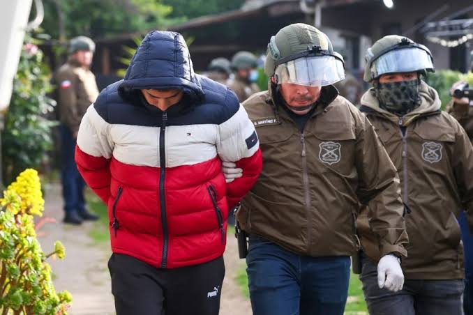 Rancagua: Cuatro carabineros detenidos en investigaci贸n sobre veh铆culos robados